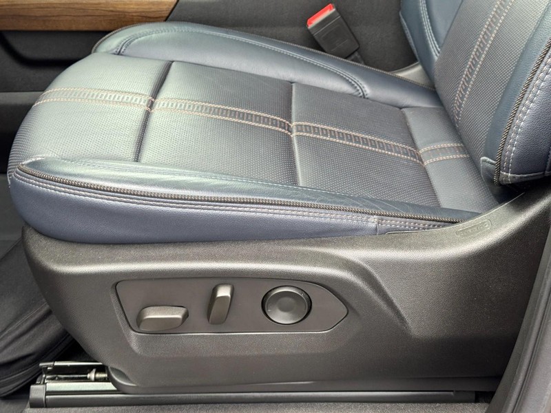 Chevrolet Silverado 1500 Vehicle Full-screen Gallery Image 25