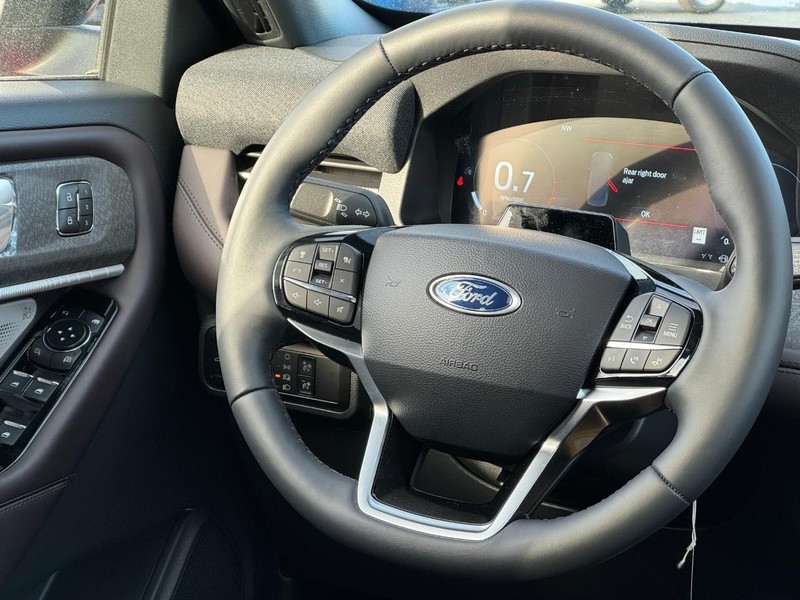 Ford Explorer Vehicle Image 09