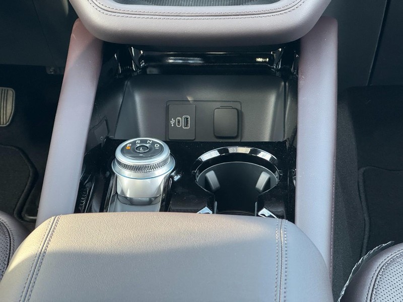 Ford Explorer Vehicle Image 11