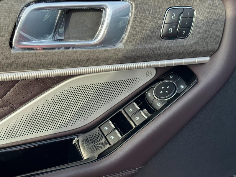 Ford Explorer Vehicle Image 13