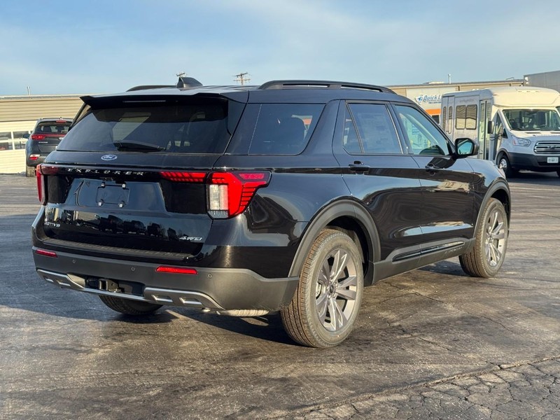 Ford Explorer Vehicle Image 03