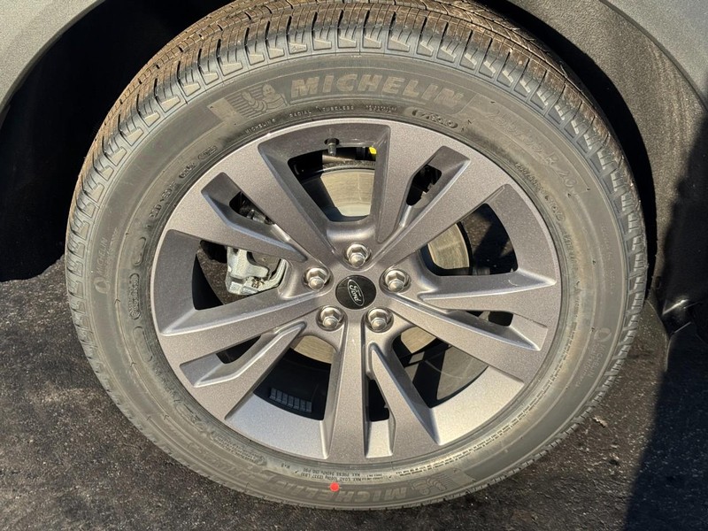 Ford Explorer Vehicle Image 04