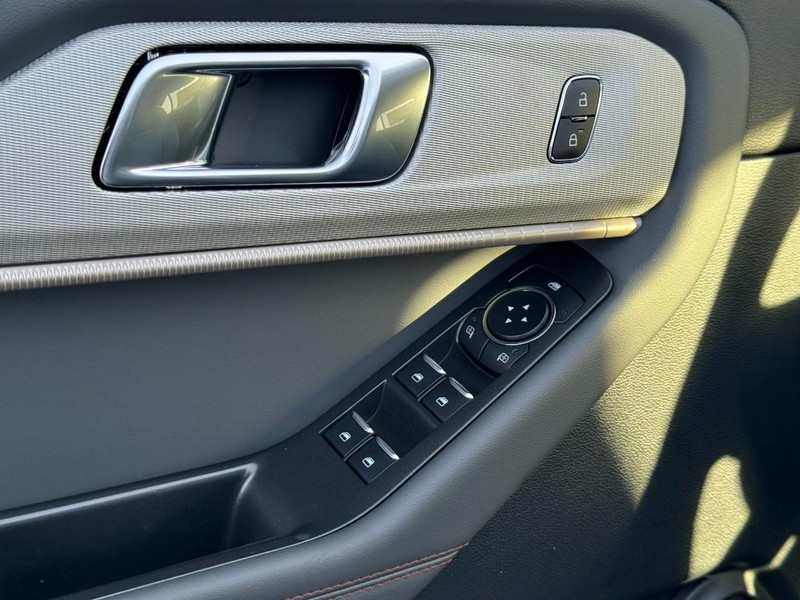 Ford Explorer Vehicle Image 12