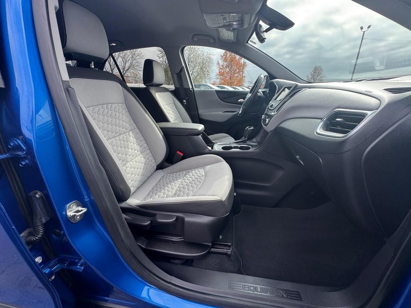 Chevrolet Equinox Vehicle Full-screen Gallery Image 12