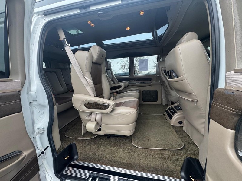 Chevrolet Express Cargo Van Vehicle Full-screen Gallery Image 10