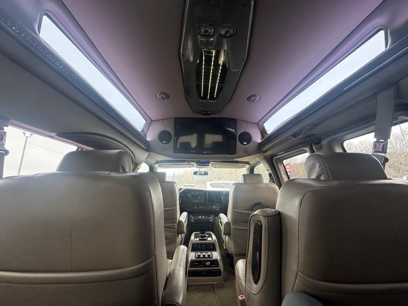 Chevrolet Express Cargo Van Vehicle Full-screen Gallery Image 18