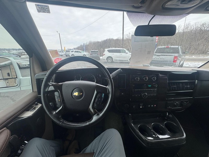 Chevrolet Express Cargo Van Vehicle Full-screen Gallery Image 23