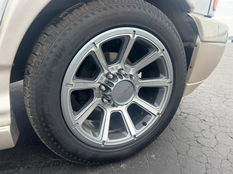 Chevrolet Express Cargo Van Vehicle Full-screen Gallery Image 31