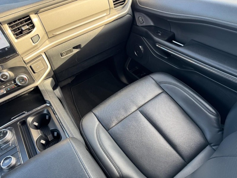 Ford Expedition Vehicle Image 16