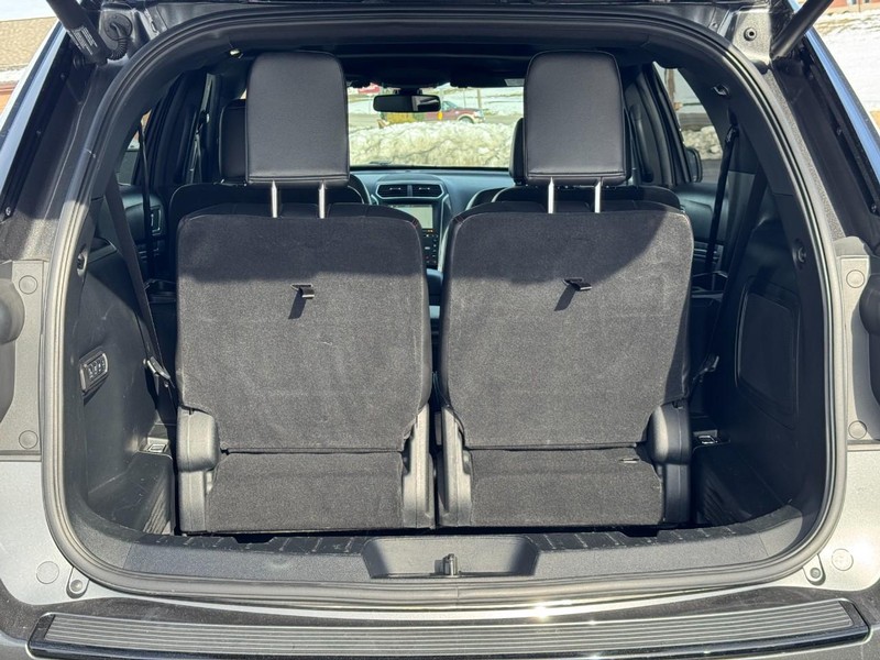 Ford Explorer Vehicle Full-screen Gallery Image 04