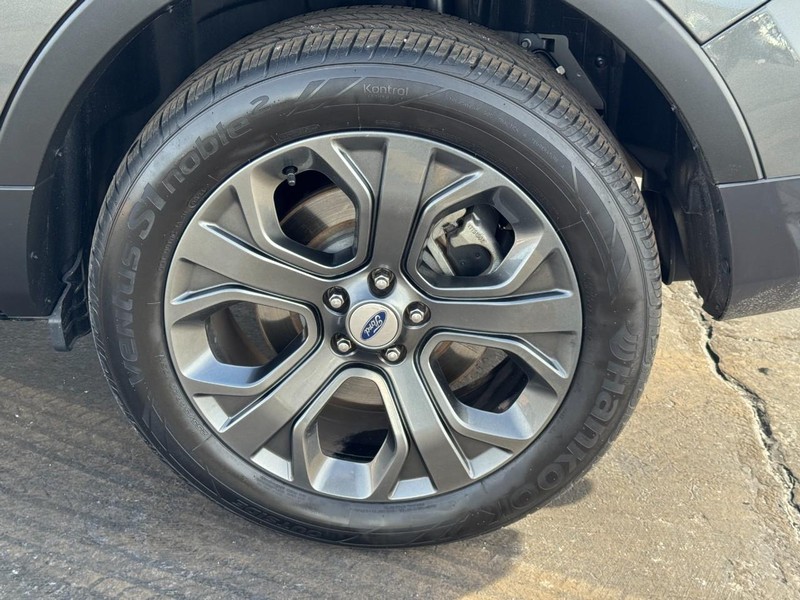 Ford Explorer Vehicle Full-screen Gallery Image 07