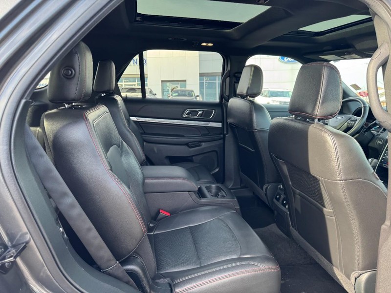 Ford Explorer Vehicle Full-screen Gallery Image 10