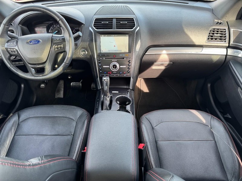 Ford Explorer Vehicle Full-screen Gallery Image 12