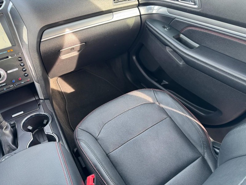 Ford Explorer Vehicle Full-screen Gallery Image 16