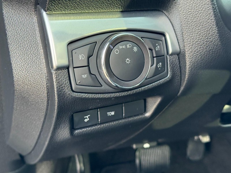 Ford Explorer Vehicle Full-screen Gallery Image 18