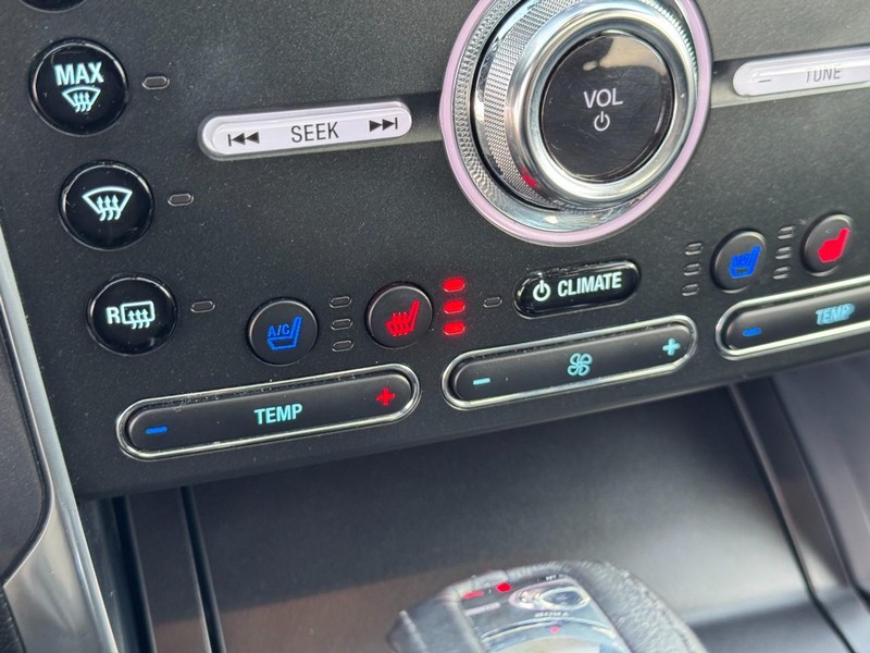 Ford Explorer Vehicle Full-screen Gallery Image 24