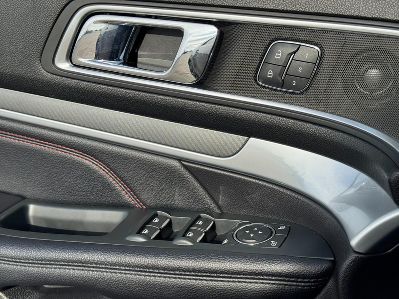 Ford Explorer Vehicle Full-screen Gallery Image 26