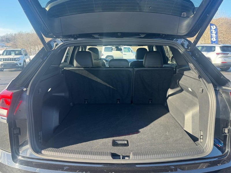 Volkswagen Atlas Cross Sport Vehicle Image 12