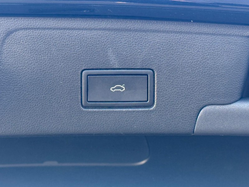 Volkswagen Atlas Cross Sport Vehicle Image 22