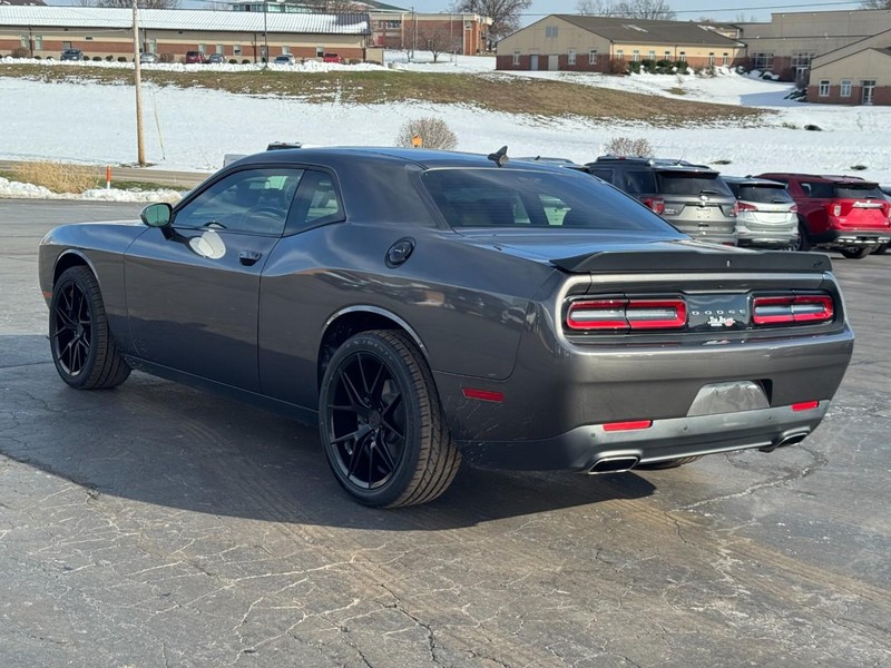 Dodge Challenger Vehicle Full-screen Gallery Image 06