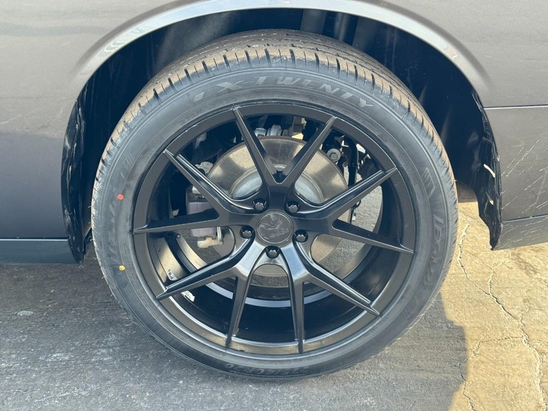 Dodge Challenger Vehicle Full-screen Gallery Image 07