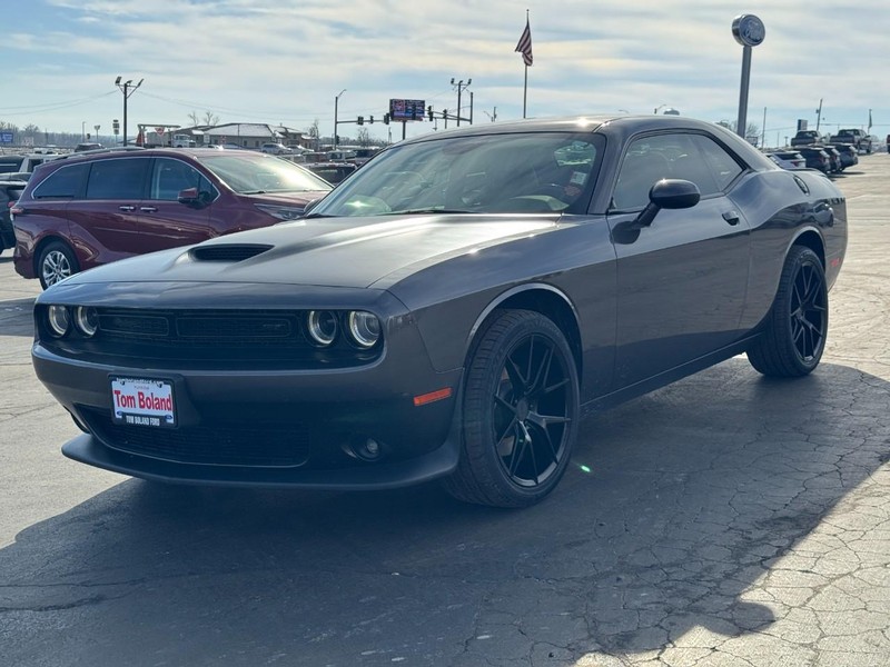 Dodge Challenger Vehicle Full-screen Gallery Image 08