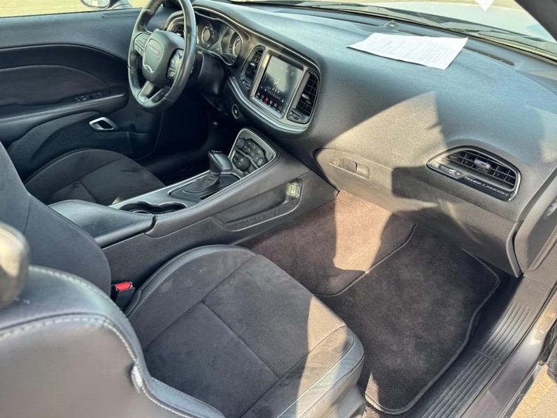 Dodge Challenger Vehicle Full-screen Gallery Image 11