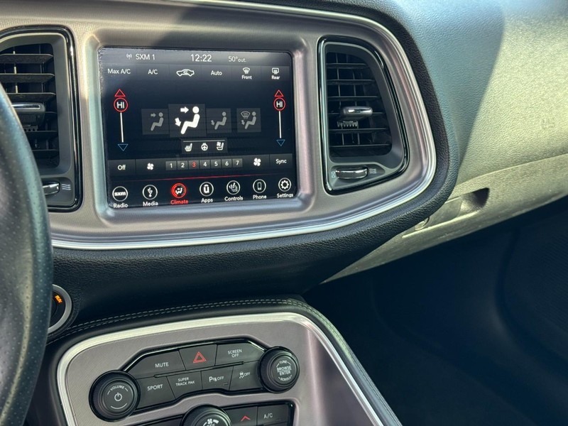 Dodge Challenger Vehicle Full-screen Gallery Image 13