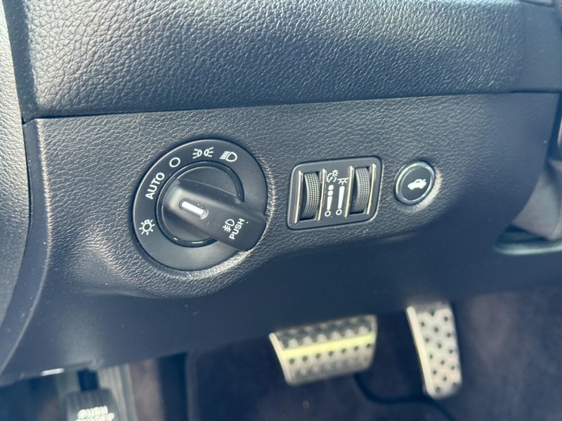 Dodge Challenger Vehicle Full-screen Gallery Image 15