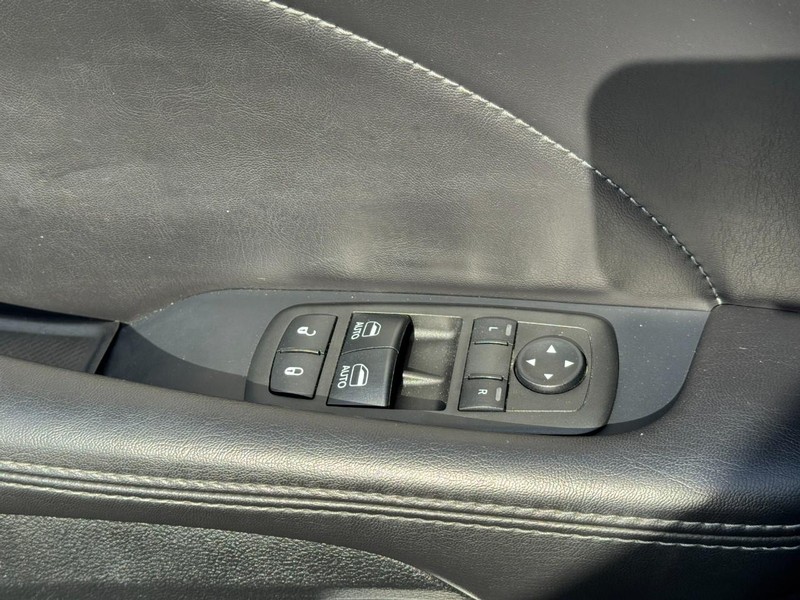 Dodge Challenger Vehicle Full-screen Gallery Image 21