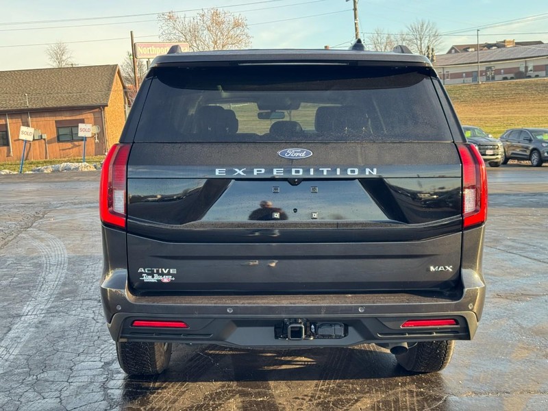 Ford Expedition Max Vehicle Full-screen Gallery Image 06