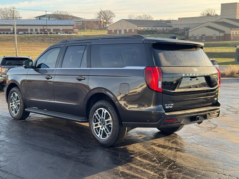 Ford Expedition Max Vehicle Full-screen Gallery Image 07