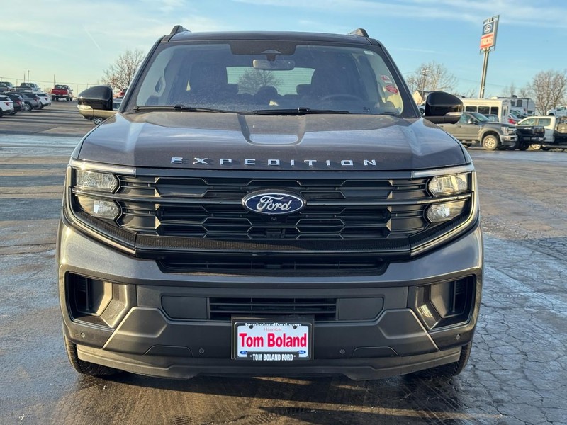 Ford Expedition Max Vehicle Full-screen Gallery Image 10