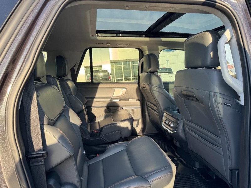 Ford Expedition Max Vehicle Full-screen Gallery Image 11