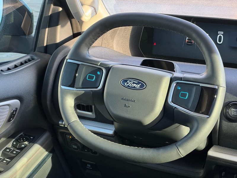 Ford Expedition Max Vehicle Full-screen Gallery Image 14