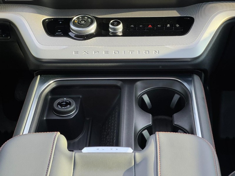 Ford Expedition Max Vehicle Full-screen Gallery Image 16