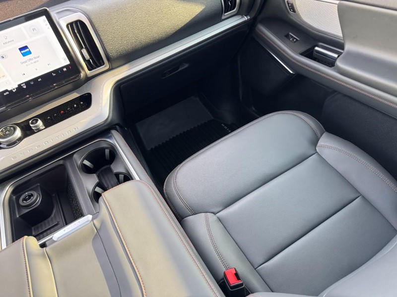 Ford Expedition Max Vehicle Full-screen Gallery Image 17