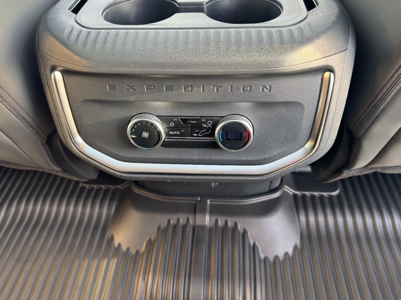 Ford Expedition Max Vehicle Full-screen Gallery Image 18