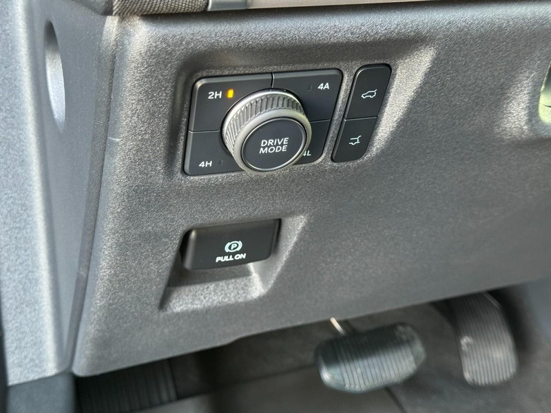 Ford Expedition Max Vehicle Full-screen Gallery Image 19