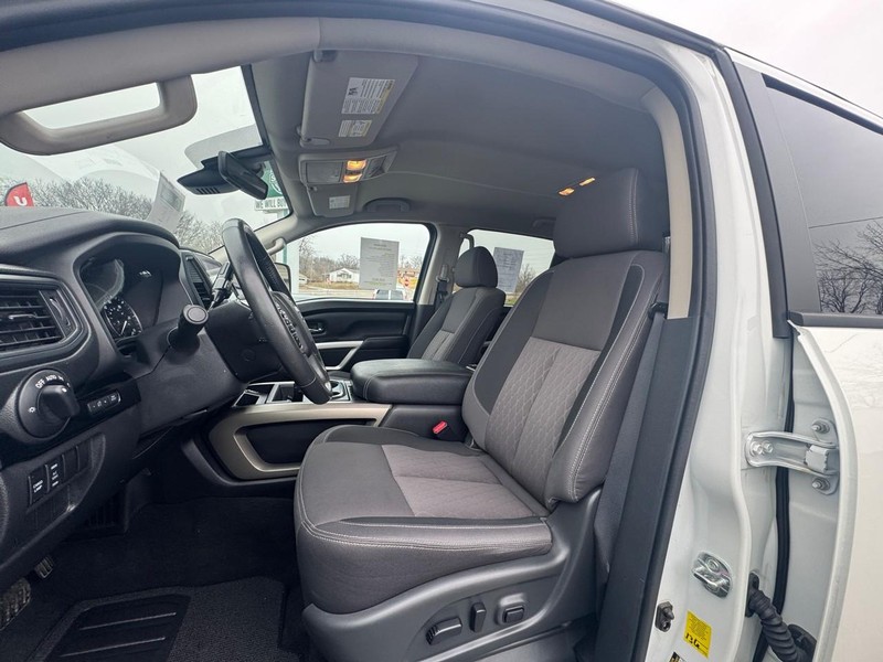 Nissan Titan Vehicle Image 12
