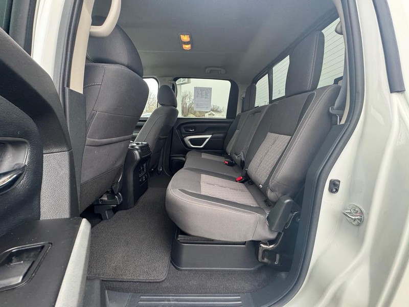 Nissan Titan Vehicle Image 13