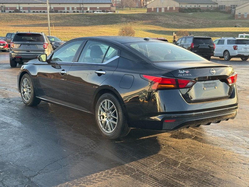 Nissan Altima Vehicle Image 05