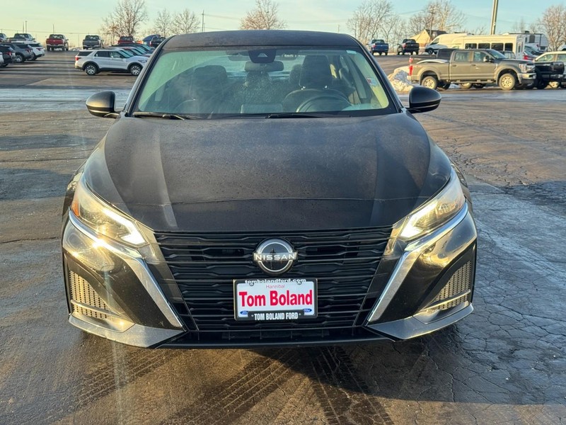 Nissan Altima Vehicle Image 08