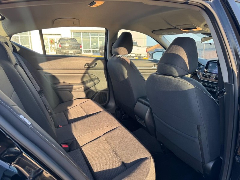 Nissan Altima Vehicle Image 09