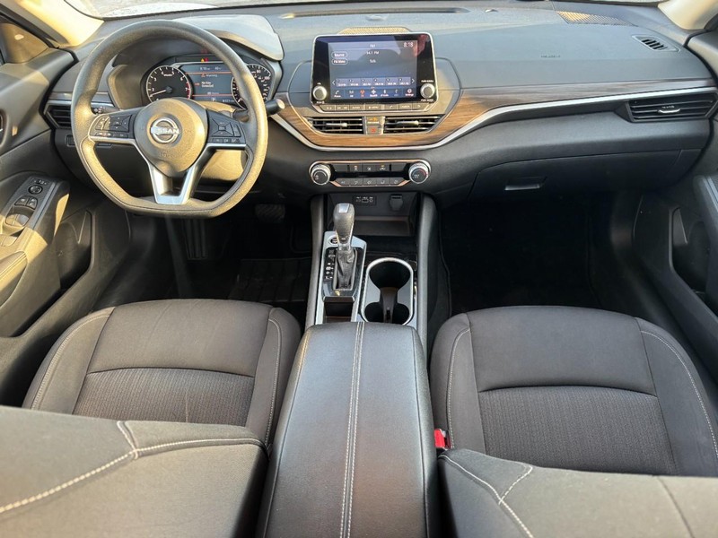 Nissan Altima Vehicle Image 10