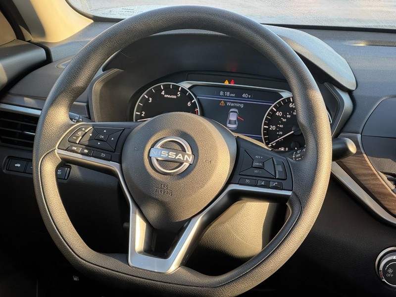 Nissan Altima Vehicle Image 11