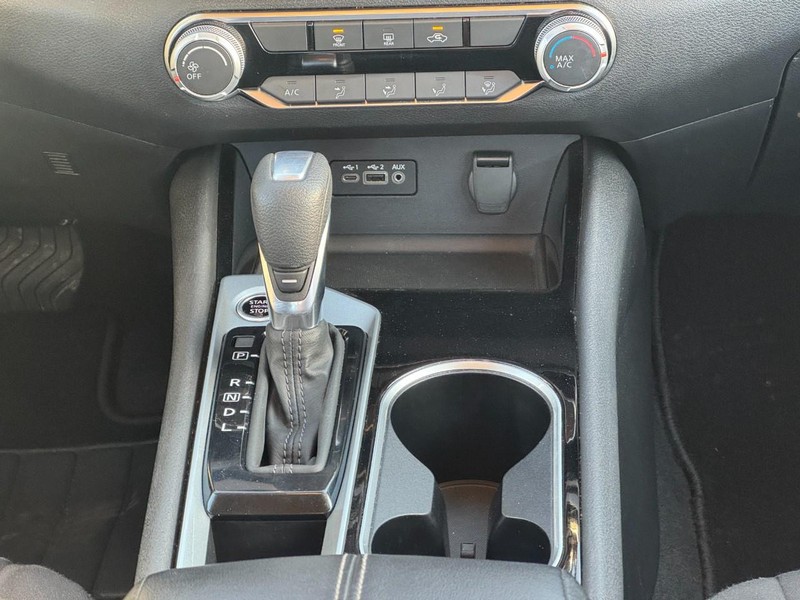 Nissan Altima Vehicle Image 13