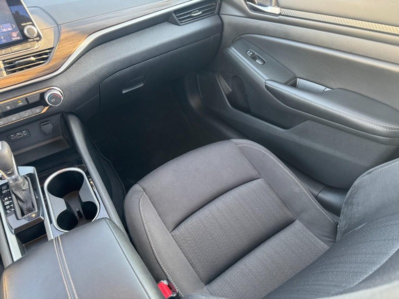 Nissan Altima Vehicle Image 14