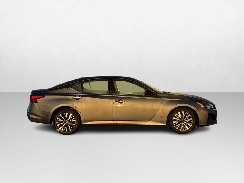 Nissan Altima Vehicle Image 02