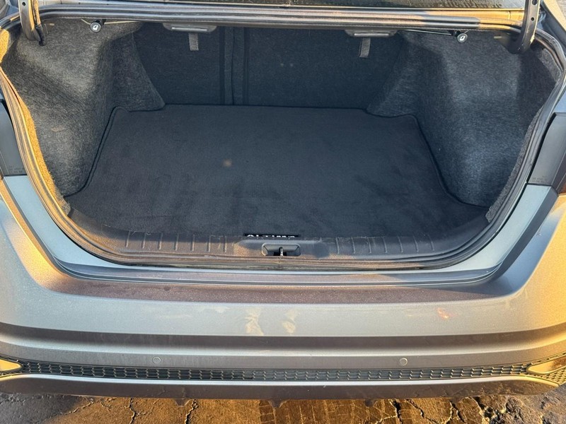 Nissan Altima Vehicle Image 04